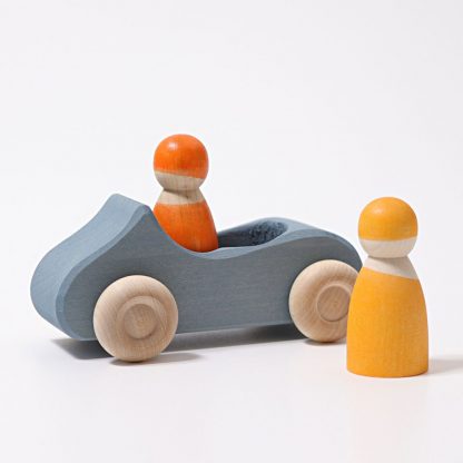 blaues Holzauto mit zwei Holzfiguren