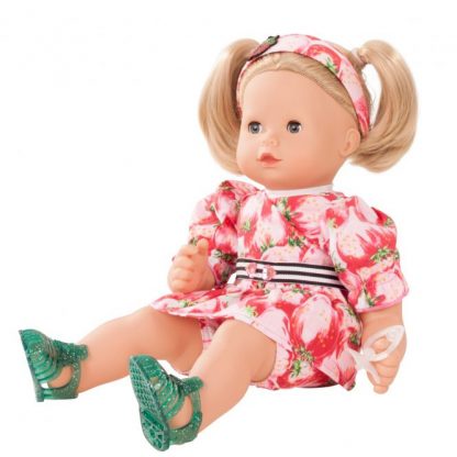 Puppe mit blonden Haaren in Sommerzweiteiler mit Erdbeermuster