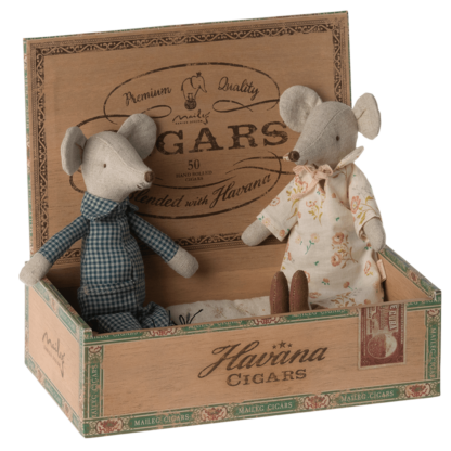 Maileg Grandma & Grandpa Mäuse sitzend in der Zigarrenschachtel